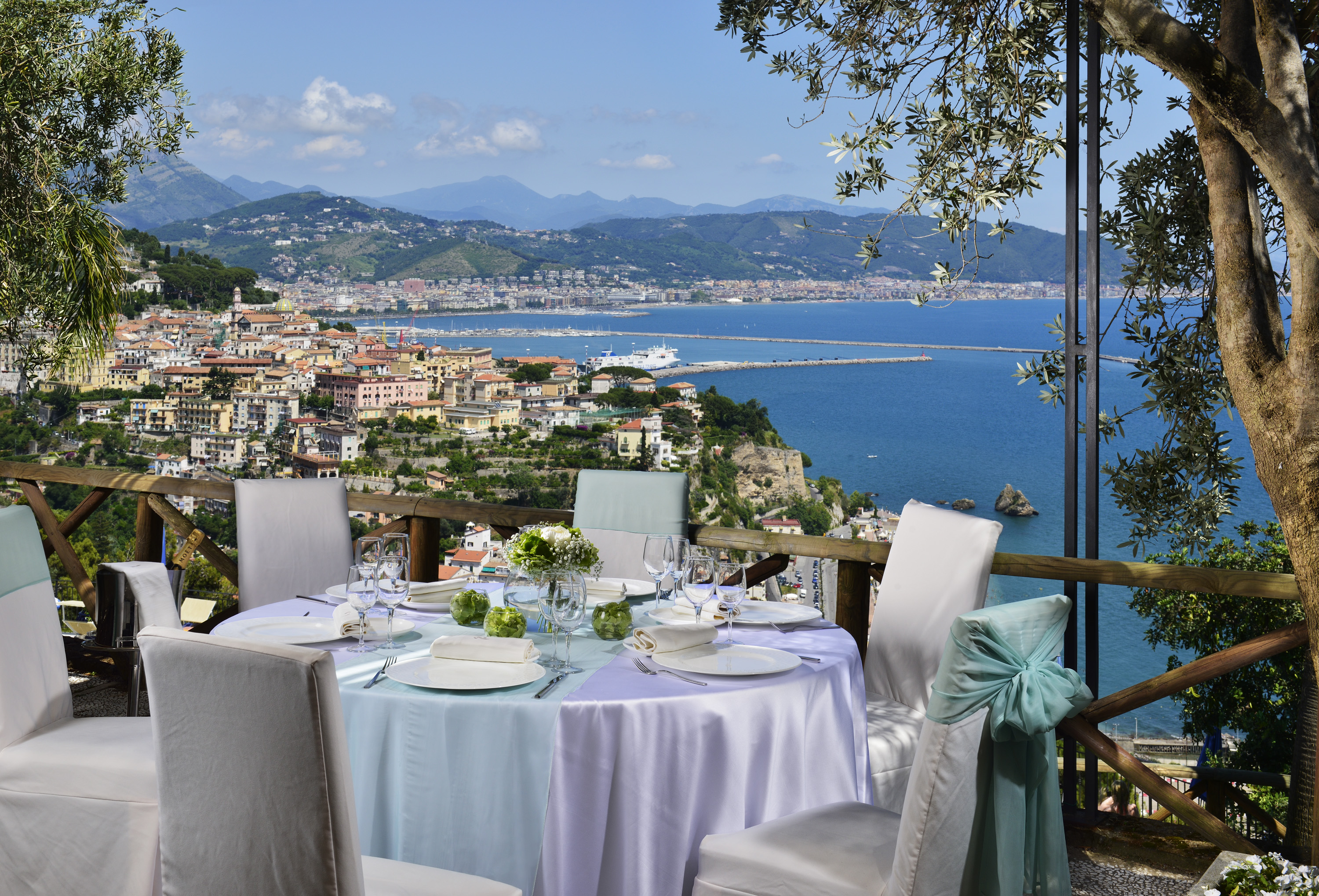 15-mod-Hotel-Raito_Amalfi-Coast_Ragosta-Hotels_pranzo-in-terrazza