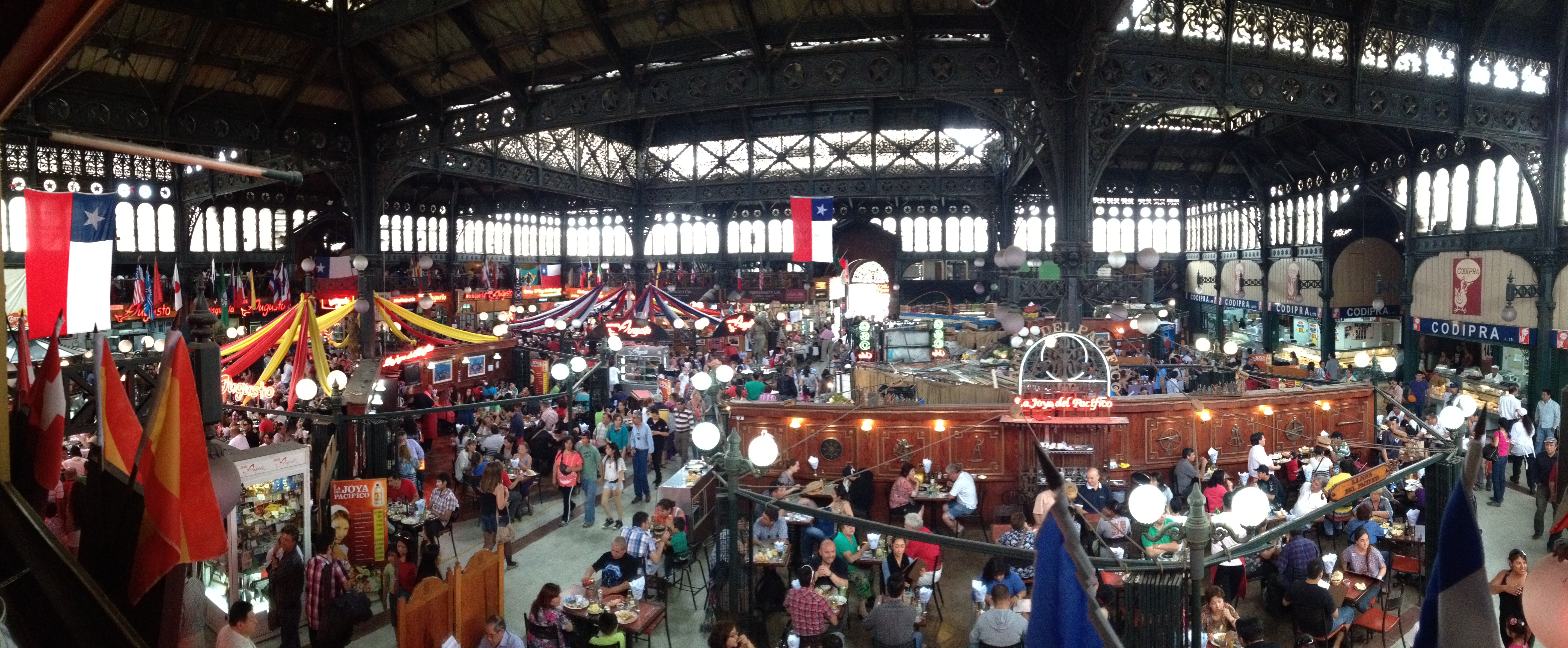 Mercado_Central_de_Santiago_(interior)_-_panoramio