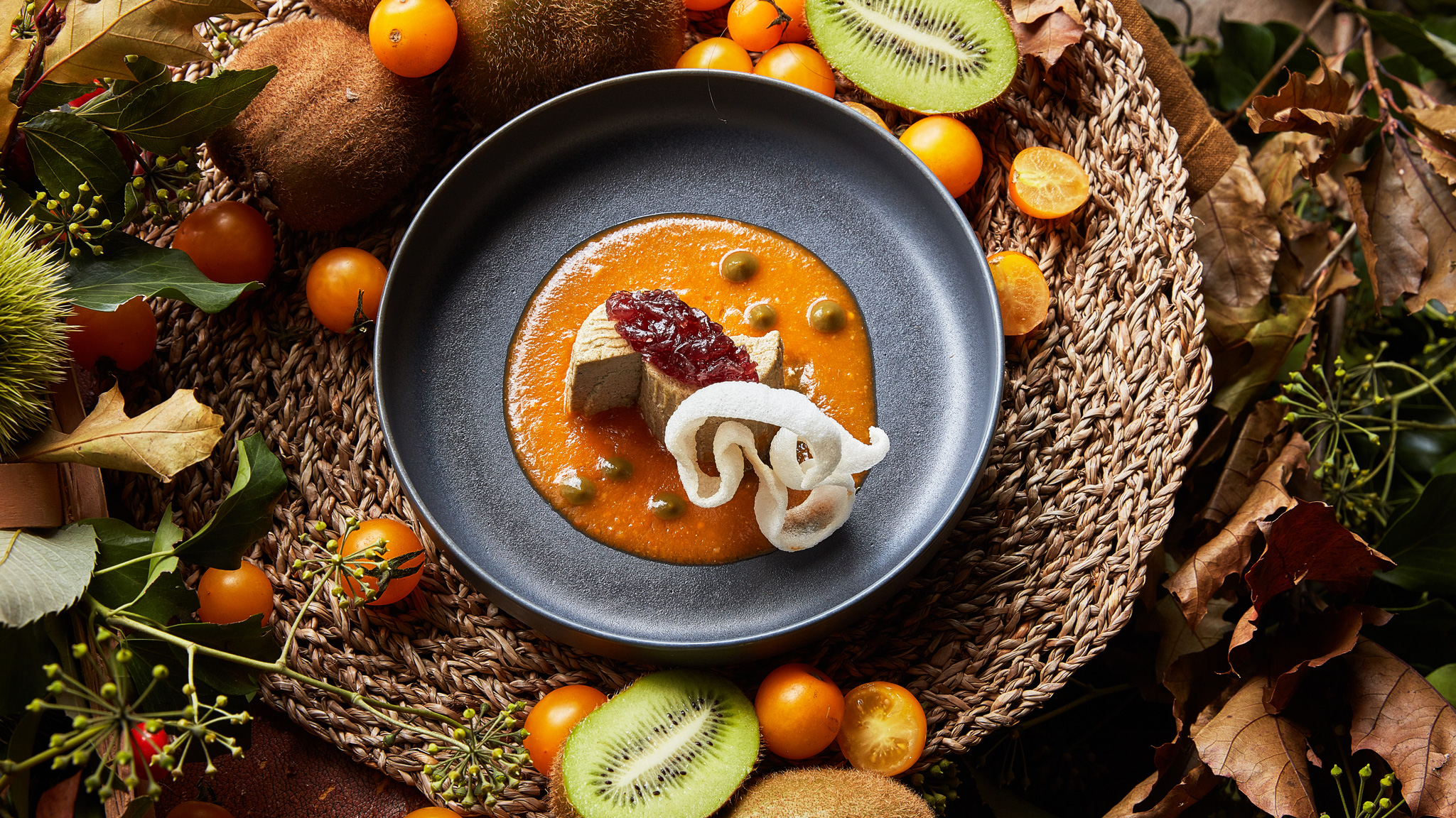 RICOTTINA DI CANAPA LEGGEREMENTE AFFUMICATA, POMODORO FERMENTATO, KIWI E COMPOSTA DI CIPOLLA ROSSA